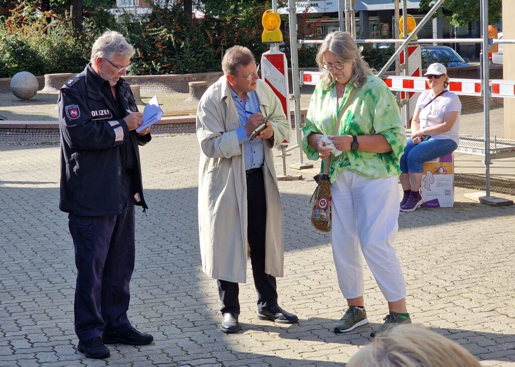 Zuschauergruppe an einer Station des Kriminal-Stadtrundgangs