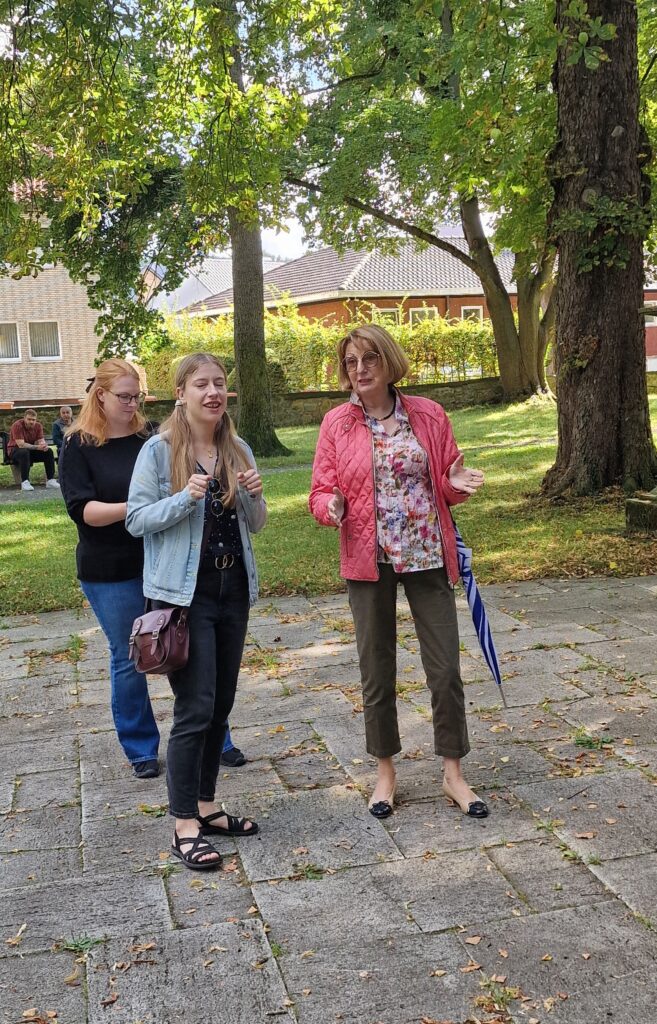 Darsteller während einer Ermittlungsszene des Kriminal-Stadtrundgangs